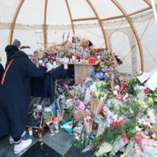 Crans-Montana, a Bella Ma' gli amici delle vittime italiane: "Continueranno a vivere con noi" Crans-Montana, a Bella Ma' gli amici delle vittime italiane: "Continueranno a vivere con noi"