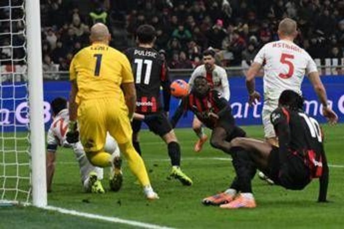 Fofana prova a colpire di testa, ma scivola: l'errore (comico) in Milan-Genoa Fofana prova a colpire di testa, ma scivola: l'errore (comico) in Milan-Genoa