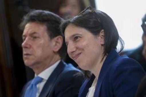 "Opposizione frammentata riuscirà a unirsi contro Meloni?", lo scenario politico italiano visto dal Financial Times "Opposizione frammentata riuscirà a unirsi contro Meloni?", lo scenario politico italiano visto dal Financial Times