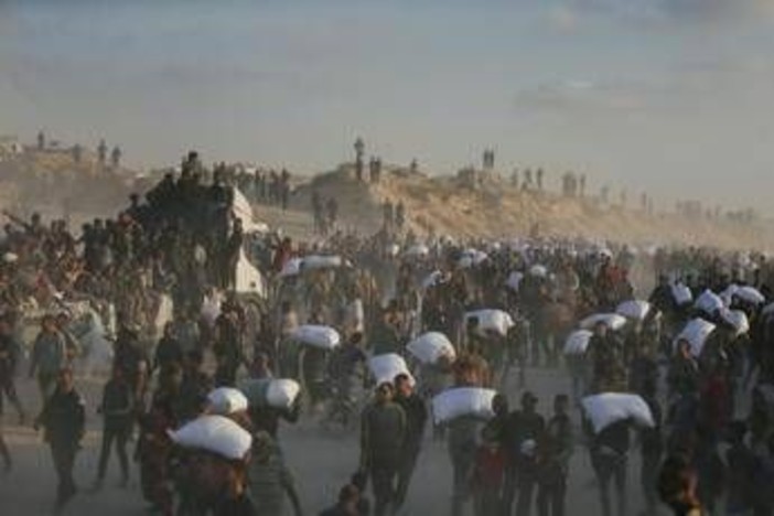 Gaza, media: &quot;Uccisi 9 palestinesi in coda per gli aiuti&quot;
