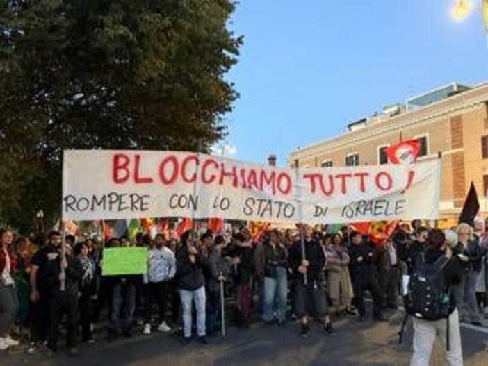 Gaza e Flotilla, manifestanti in piazza: &quot;Stop complicità del governo con Israele&quot;