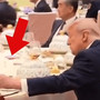 Trump apre il taccuino di Xi al banchetto di Stato, la 'sbirciatina' diventa virale Trump apre il taccuino di Xi al banchetto di Stato, la 'sbirciatina' diventa virale