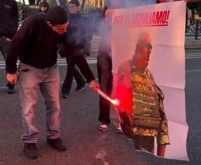 Roma, manifestanti ProPal bruciano immagine Crosetto: &quot;Non ci arruoliamo&quot;