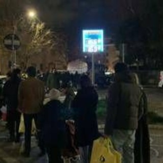 Roma, quartieri est senza acqua: lunghe file alle autobotti Roma, quartieri est senza acqua: lunghe file alle autobotti