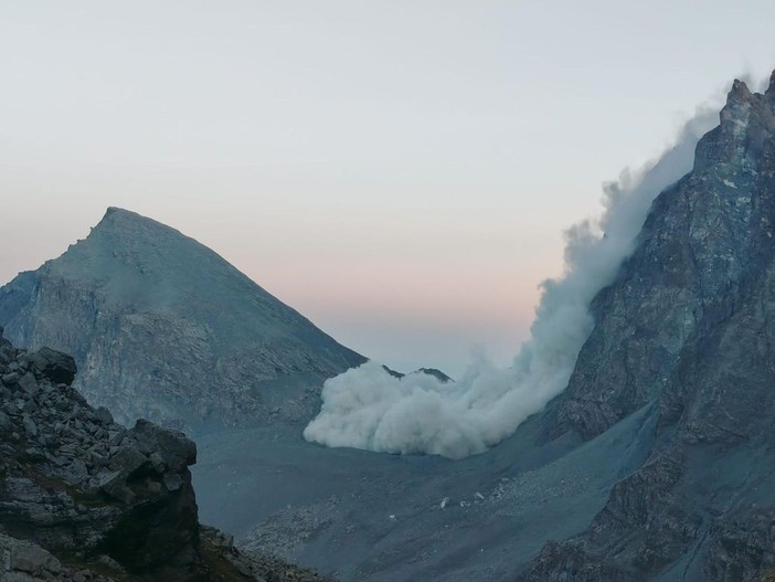 Monviso, frana a ridosso del Rifugio Quintino Sella. Si cerca un escursionista Monviso, frana a ridosso del Rifugio Quintino Sella. Si cerca un escursionista