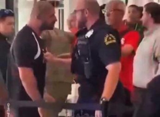 Mondiali, Egitto arriva a Dallas: 'rissa' con polizia all'aeroporto Mondiali, Egitto arriva a Dallas: 'rissa' con polizia all'aeroporto