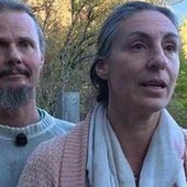Famiglia nel bosco, mamma allontanata da casa famiglia: "Uno dei bimbi rifiuta di mangiare"