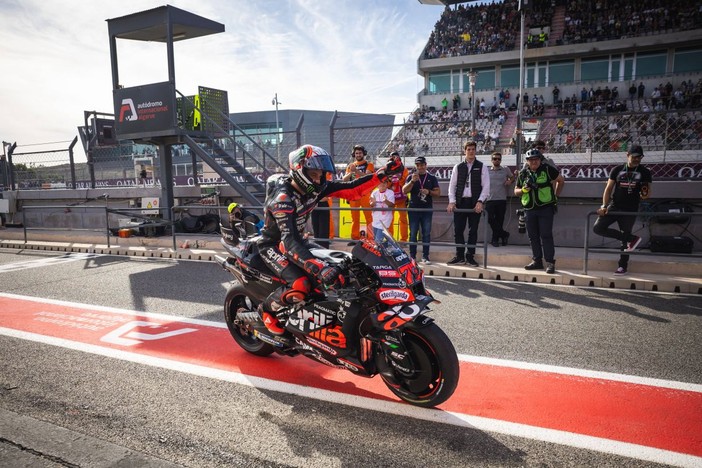 Pole position di Bezzecchi su Alex Marquez a Valencia, Bagnaia 16° Pole position di Bezzecchi su Alex Marquez a Valencia, Bagnaia 16°