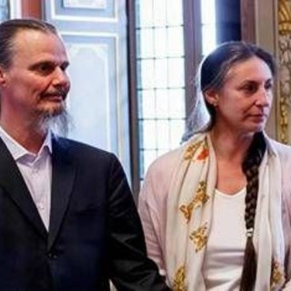 Famiglia nel bosco, la madre sulla separazione dai figli: "Momento traumatico ma rimarremo in Italia" Famiglia nel bosco, la madre sulla separazione dai figli: "Momento traumatico ma rimarremo in Italia"