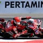 Marquez accelera, Bezzecchi e Fernandez cadono: cos'è successo in partenza in MotoGp