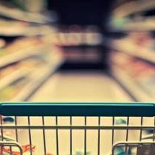 Licenziato per il test del carrello e reintegrato, cassiere sceglie il risarcimento