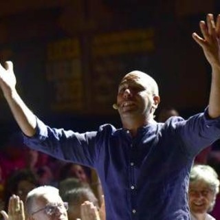 Zalone e l'ode alla prostata a reti unificate Mediaset