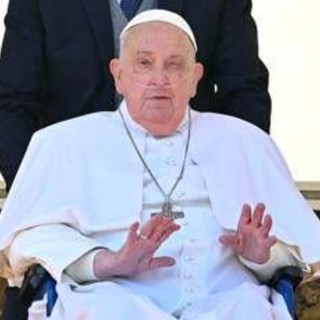 Papa Francesco migliora, Vaticano: &quot;Prolungati periodi senza ossigeno&quot;