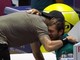 Cobolli si fa male nel derby e scoppia a piangere, Berrettini lo abbraccia