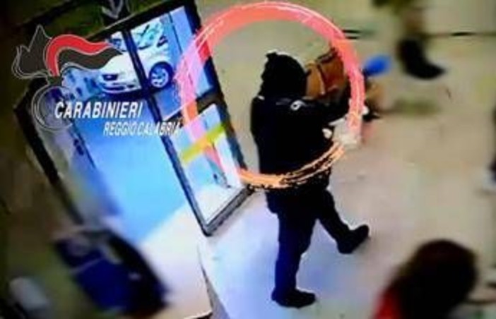 Rapine con taser, pistole ed esplosivo: arrestata a Reggio Calabria la 'coppia del terrore'