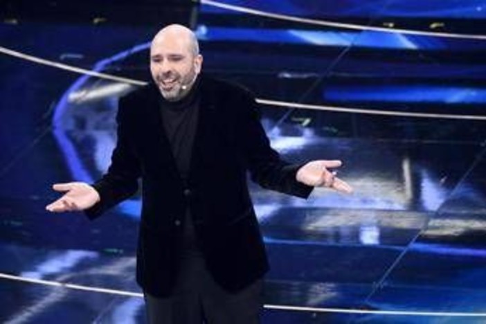 Dono di Natale da Checco Zalone, stasera videomessaggio su Mediaset a reti unificate
