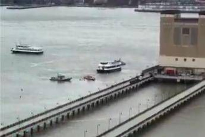 New York, elicottero precipita nel fiume Hudson - Video