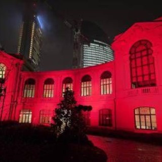 Violenza su donne, Fondazione Fiera Milano illumina di rosso sede Palazzina degli Orafi
