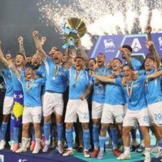 Napoli, festa scudetto con sfottò... all'Inter: il coro negli spogliatoi diventa virale
