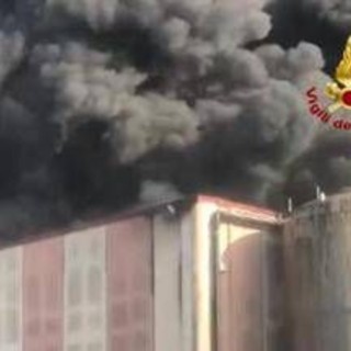 Incendio in industria chimica di Caivano, rischio diossina: scuole chiuse in diversi comuni