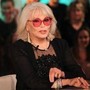 Amanda Lear a Belve: "Dalì era impotente, Bowie? Faceva un po' schifo..."
