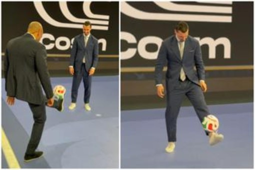 Ibrahimovic, show ai Mondiali: palleggia con Henry... nello studio tv Ibrahimovic, show ai Mondiali: palleggia con Henry... nello studio tv