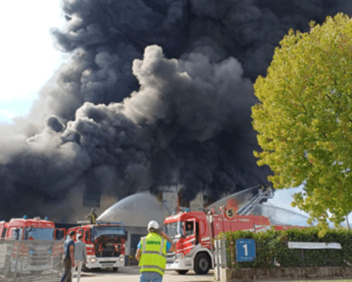 Maxi incendio a Malo, fiamme in una fabbrica di laterizi: "Mantenere chiuse porte e finestre"