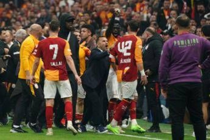 Galatasaray-Fenerbahçe, derby rovente: rissa nel finale e tensione alle stelle Galatasaray-Fenerbahçe, derby rovente: rissa nel finale e tensione alle stelle