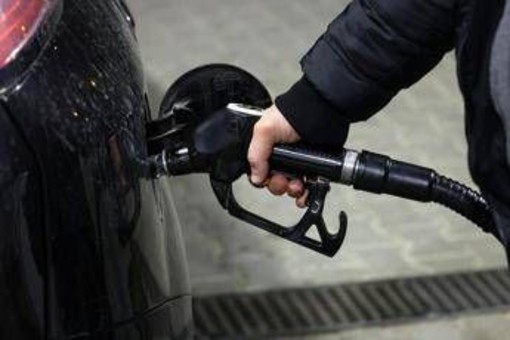 Carburanti, rallenta ma non si ferma corsa dei prezzi per diesel e benzina