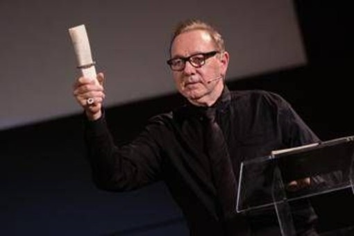 Kevin Spacey senza fissa dimora: "Vivo in Airbnb e in hotel, vado dove c'è lavoro" Kevin Spacey senza fissa dimora: "Vivo in Airbnb e in hotel, vado dove c'è lavoro"