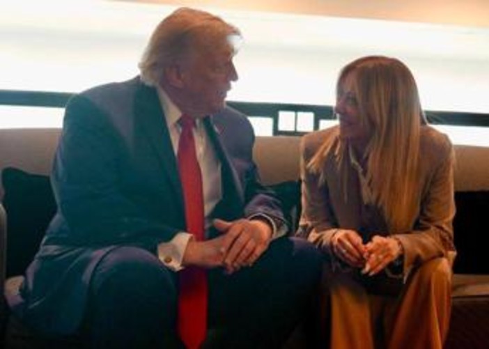 Trump contro Meloni: "Mi ha implorato per una foto". Premier ribatte: "Tutto inventato". E lui attacca su Hormuz Trump contro Meloni: "Mi ha implorato per una foto". Premier ribatte: "Tutto inventato". E lui attacca su Hormuz