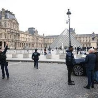 Colpo al Louvre, altri quattro fermi per il furto dei gioielli della corona francese