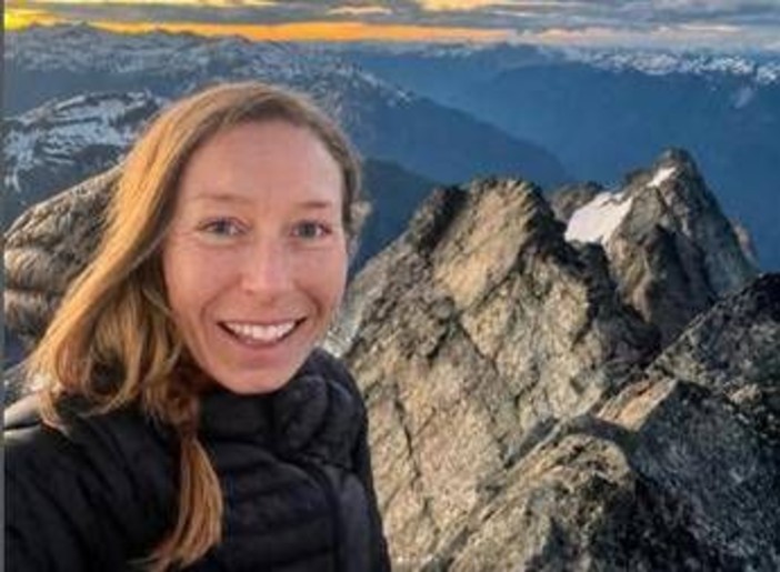 Kalie McCrystal, addio alla skyrunner dispersa sul Cervino: "Caduta mentre scendeva" Kalie McCrystal, addio alla skyrunner dispersa sul Cervino: "Caduta mentre scendeva"