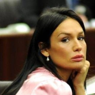 Minetti e il compagno contro giornalista del Fatto: "Basta falsità, chiederemo i danni"