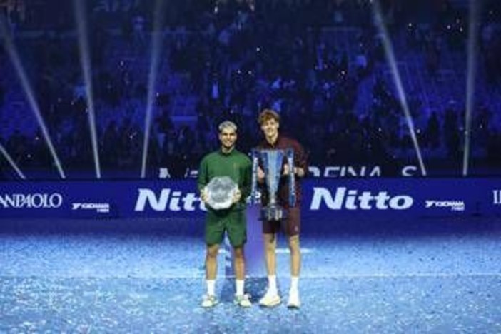 Sinner batte Alcaraz alle Atp Finals, ma con Carlos finisce... in parità. Il dato