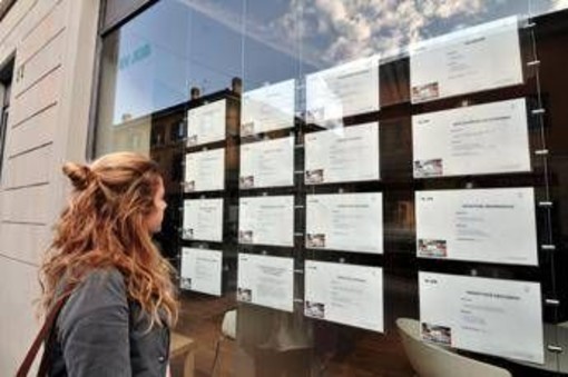 L'offerta di lavoro: &quot;Cerco parrucchiere gay&quot;. Bufera per annuncio