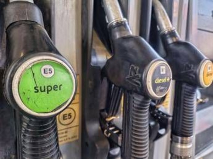 Carburanti, sconto Eni in arrivo: ecco quanto si risparmierà per un pieno di gasolio e benzina Carburanti, sconto Eni in arrivo: ecco quanto si risparmierà per un pieno di gasolio e benzina