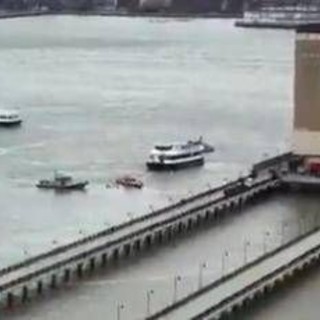 New York, elicottero precipita nel fiume Hudson - Video