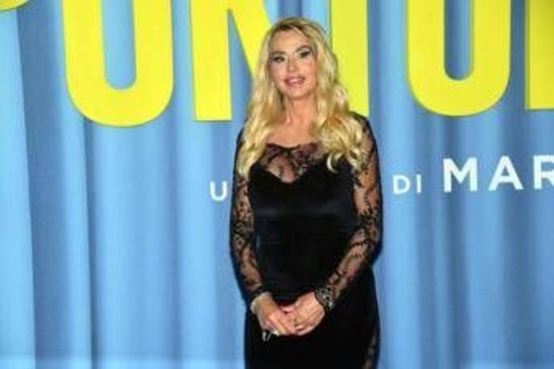 Gf Vip, problemi intestinali per Valeria Marini: panico e allarme virus