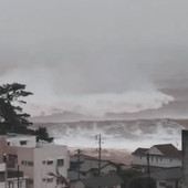 In Giappone il tifone Dujuan fa 4 morti poi si allontana dalla costa orientale: quasi due milioni di evacuati e 6 dispersi In Giappone il tifone Dujuan fa 4 morti poi si allontana dalla costa orientale: quasi due milioni di evacuati e 6 dispersi