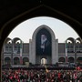 In migliaia a Teheran per la cerimonia funebre di Ali Khamenei