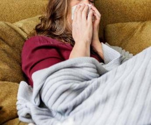 Influenza, Pregliasco: &quot;Colpirà 16 milioni di italiani con picco a Natale, vaccinarsi subito anche per Covid&quot;