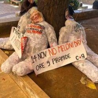 Fantocci con il volto di Meloni e Gasparri alla Sapienza. Il senatore: &quot;Minacce non ci intimidiscono&quot;