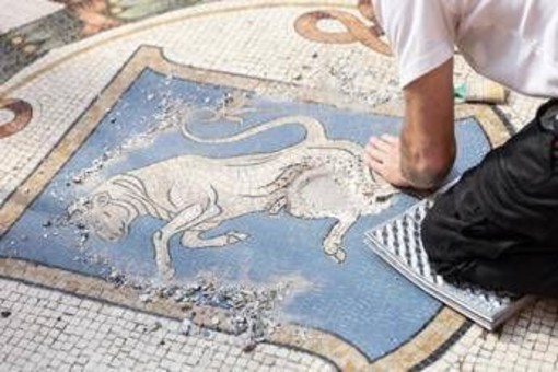 "Ma i testicoli dove sono?", sui social è polemica per il restauro del toro in Galleria a Milano