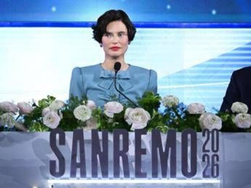 Sanremo, la quarta serata: oggi duetti, co-conduttori Nino Frassica e Bianca Balti - Diretta