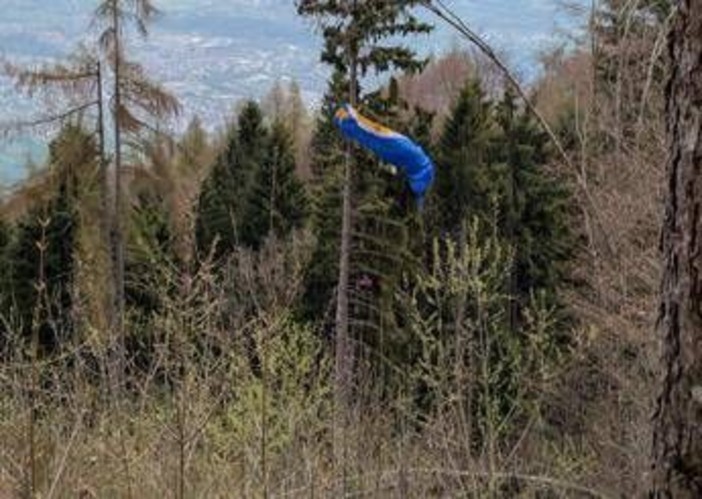 Cade con il parapendio e resta sospesa su un albero a 30 metri da terra Cade con il parapendio e resta sospesa su un albero a 30 metri da terra