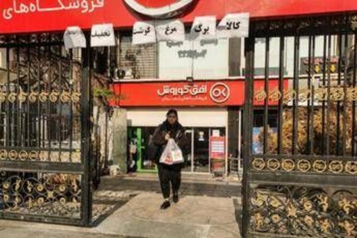 Iran, dal governo 7 dollari al mese per cittadini e 1.800 per terroristi Hezbollah: la denuncia di Israele Iran, dal governo 7 dollari al mese per cittadini e 1.800 per terroristi Hezbollah: la denuncia di Israele