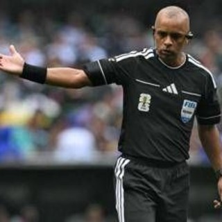 Mondiali, arbitro disastroso... in inglese: l'annuncio diventa un meme