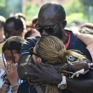 Fallou Sall ucciso per aver difeso un amico, 11 anni a imputato 16enne. Il padre: "Una vergogna" Fallou Sall ucciso per aver difeso un amico, 11 anni a imputato 16enne. Il padre: "Una vergogna"