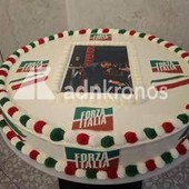 Berlusconi, una maxi torta per i 90 anni: dolce da 10 chili con foto del Cav che 'pulisce' la sedia di Travaglio da Santoro Berlusconi, una maxi torta per i 90 anni: dolce da 10 chili con foto del Cav che 'pulisce' la sedia di Travaglio da Santoro